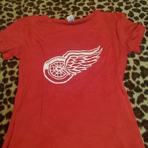 L red wings tee